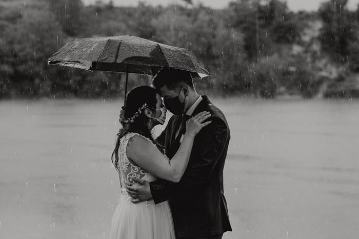 sesja ślubna w deszczu